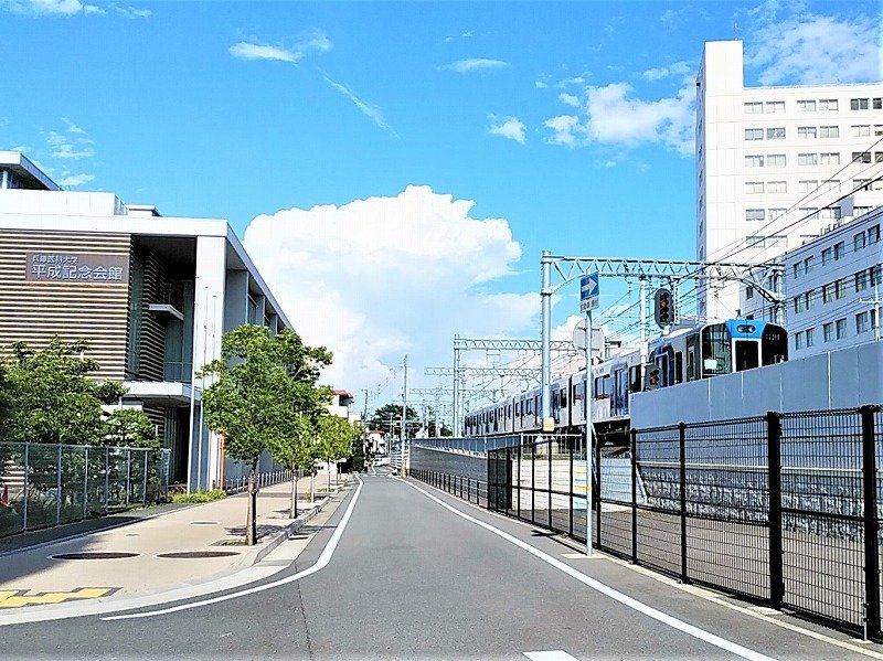 阪神電車と入道雲と兵庫医科大学